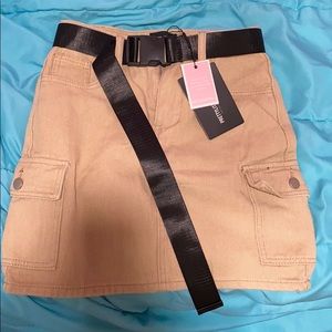 Khaki Skirt / With Black Belt